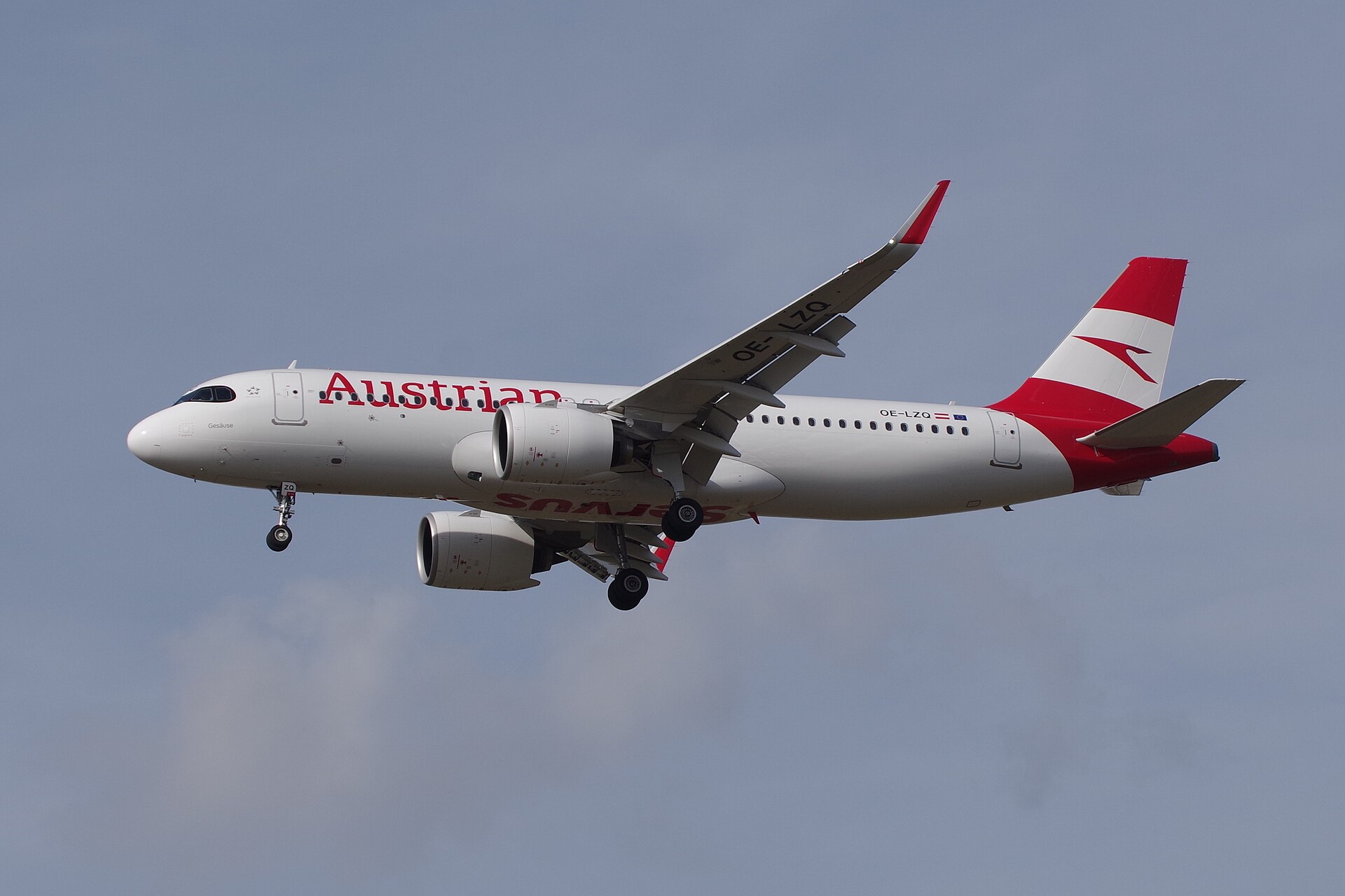 Airbus A320neo Austrian Airlines OE-LZQ s červeným ocasem a motory během přiblížení.