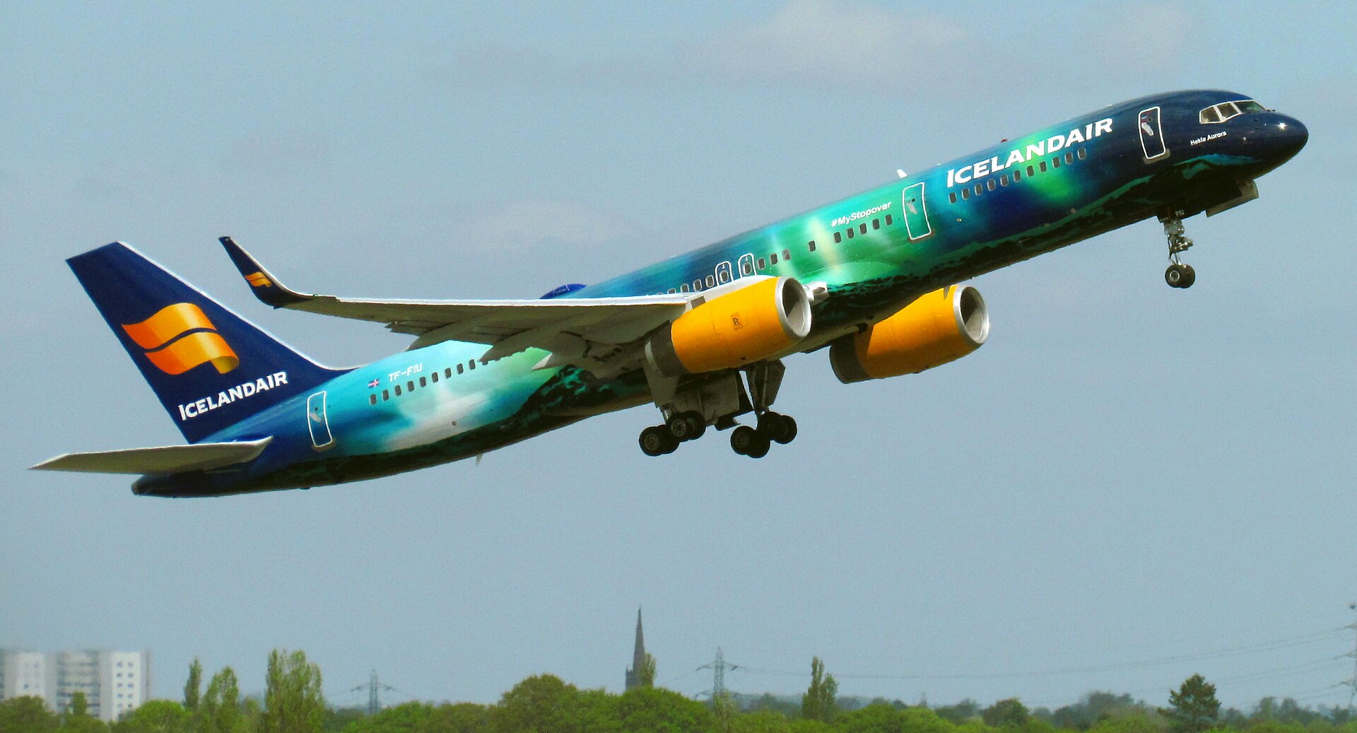 Boeing 757 Icelandair Hekla Aurora TF-FIU při vzletu, zelenomodrý motiv polární záře.