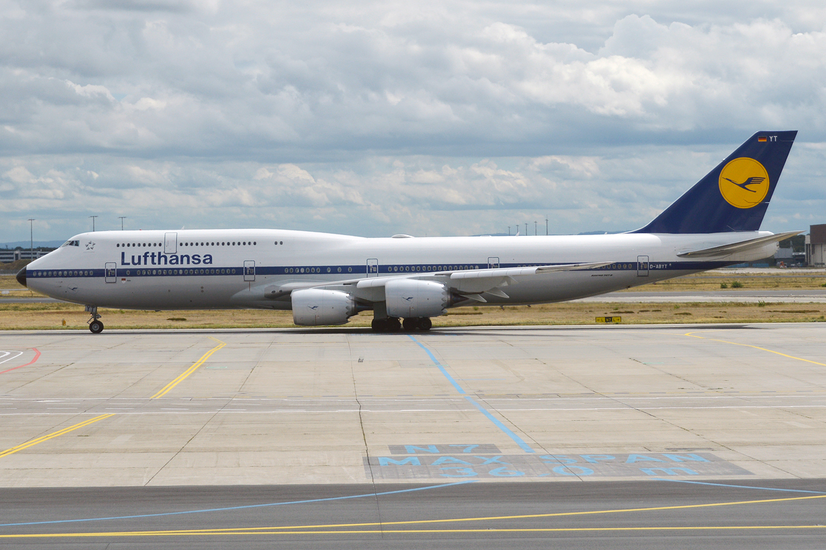 Boeing 747-8 Lufthansa D-ABYT v historickém nátěru se žlutým kruhem na ocase.